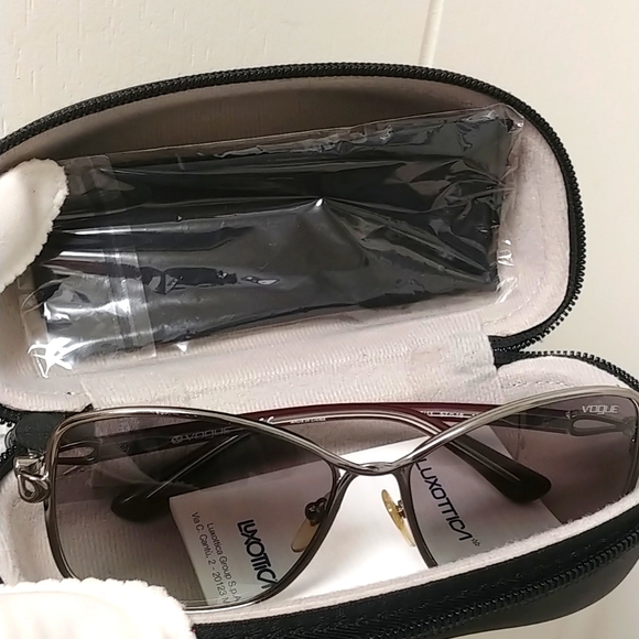 Vogue Large Sunglasses Silver & Red Frames - Picture 7 of 8